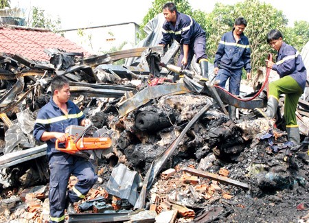 Firefighters search for victims after a large blaze ripped through the Sieu Vinh Loi Trade Service Manufacturing Private Company on March 11. The fire killed seven people and destroyed massive amounts of goods. (Photo:SGGP) Firefighters search for victims after a large blaze ripped through the Sieu Vinh Loi Trade Service Manufacturing Private Company on March 11. The fire killed seven people and destroyed massive amounts of goods. (Photo:SGGP)
